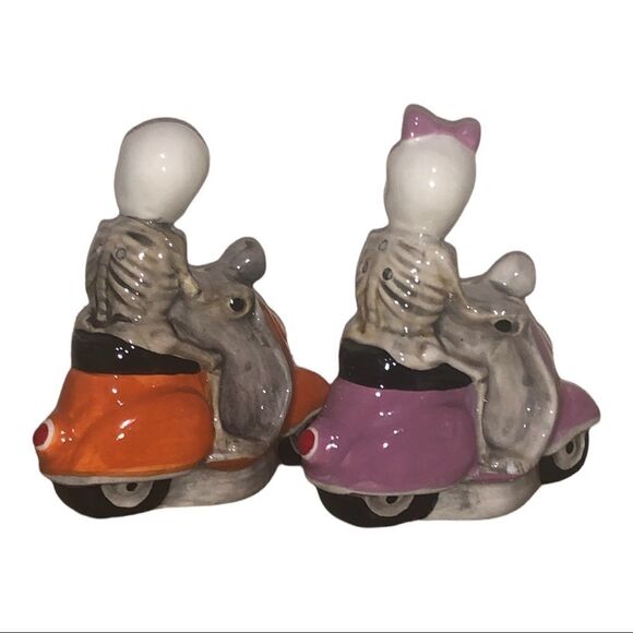 Skull stoneware salt and pepper shakers by Cracker Barrel - Picture 4 of 4